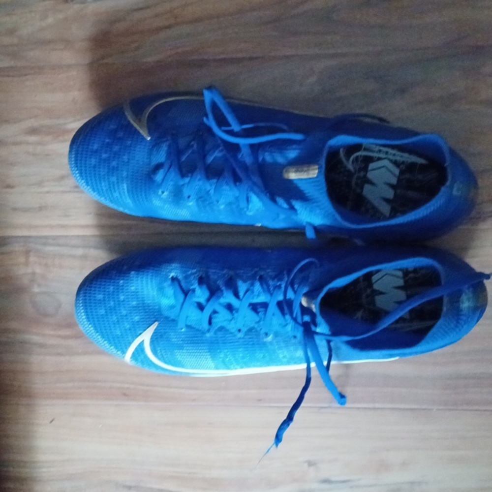 A beautiful navy blue Mercurial cleats. Good condition. Only needs new shoe lace